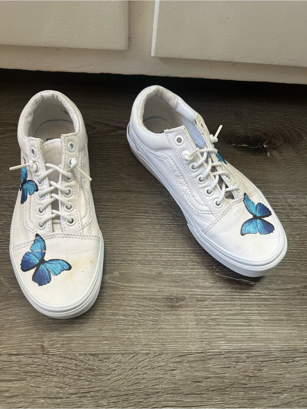 Vans White Low-Top Sneakers with Blue Accent